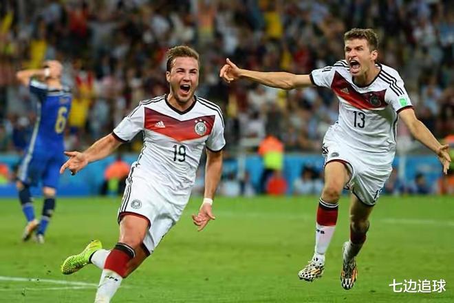 关于赛地聚焦——荷甲冲刺阶段热度飙升；纽卡斯尔官宣签约；更衣室稳定；球探报告显示潜力的信息